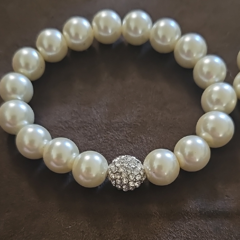Cream and Silver Pearl Bracelet‎ with Crystal Accent